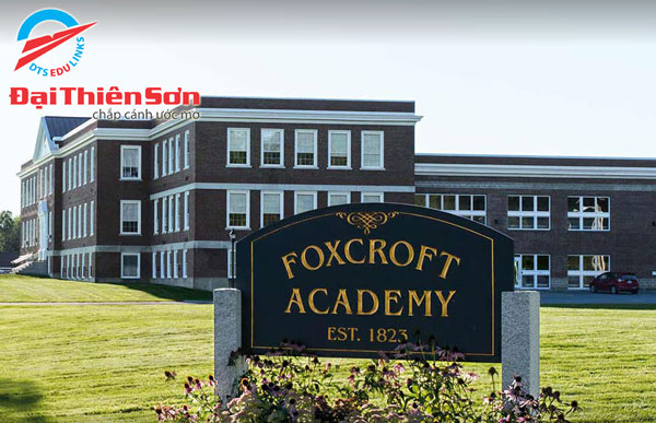 Cổng trường Foxcroft Academy