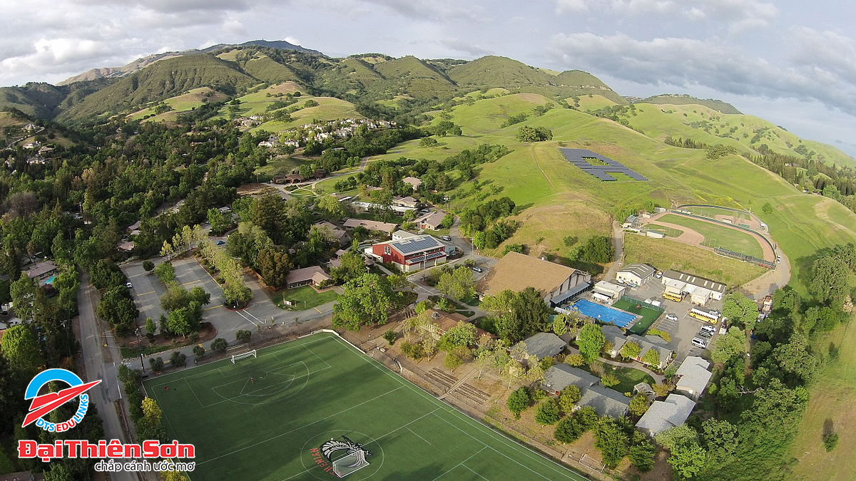 Chụp trên cao sân bóng đá trường South Kent School 