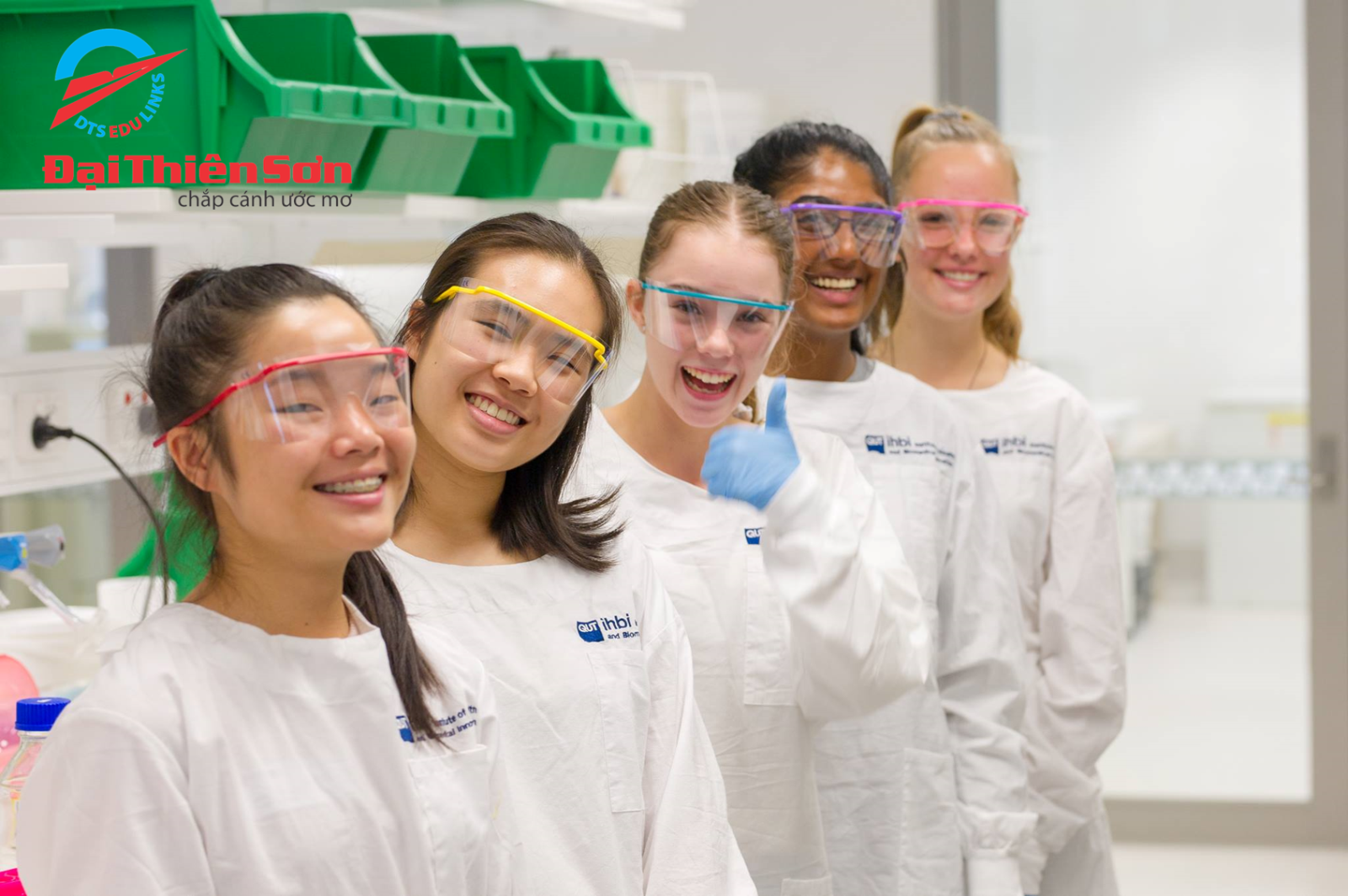 Sinh viên thực hiện thí nghiệm tại trường Queensland University of Technology
