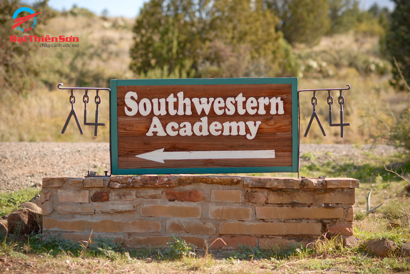 Cổng trường Southwestern Academy