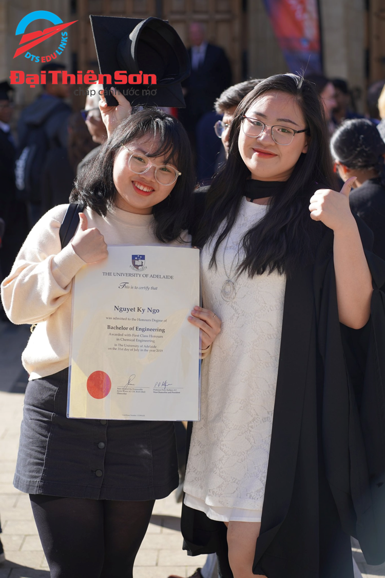 Lễ nhận bằng chứng nhận tốt nghiệp của trường The University of Adelaide