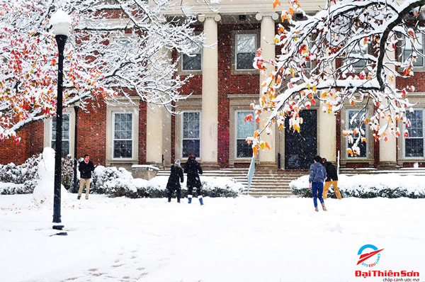 Mùa đông tuyết đến phủ trắng tại trường University of Dayton