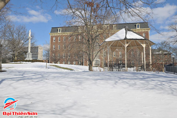 Mùa đông tuyết đến phủ trắng tại trường University of Dayton​​​​​​​