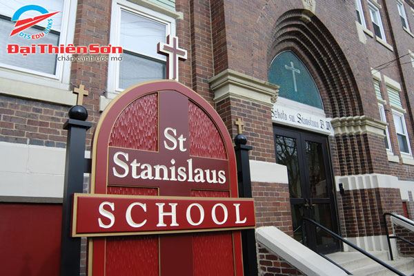 Cổng trường Saint Stanislaus