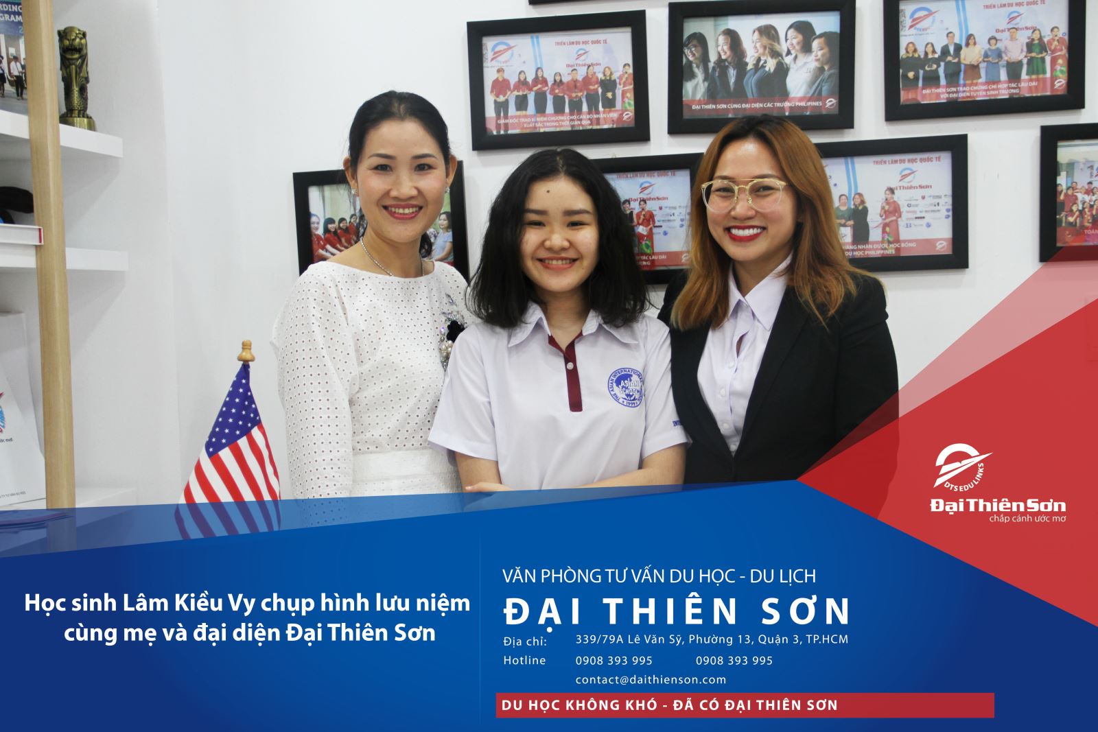 Học sinh kiều Vy và mẹ chụp hình cùng đại diện Đại Thiên Sơn