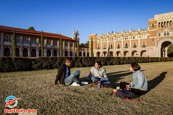 Sinh viên trường Rice University cùng bạn trên sân cỏ