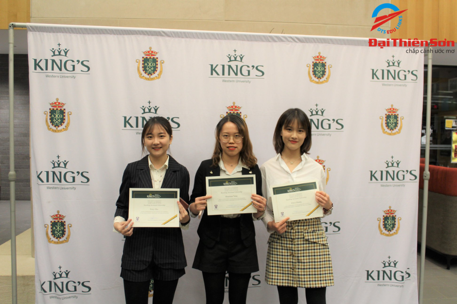 Sinh viên King's University College nhận chứng chỉ - Du học Đại Thiên Sơn DTS