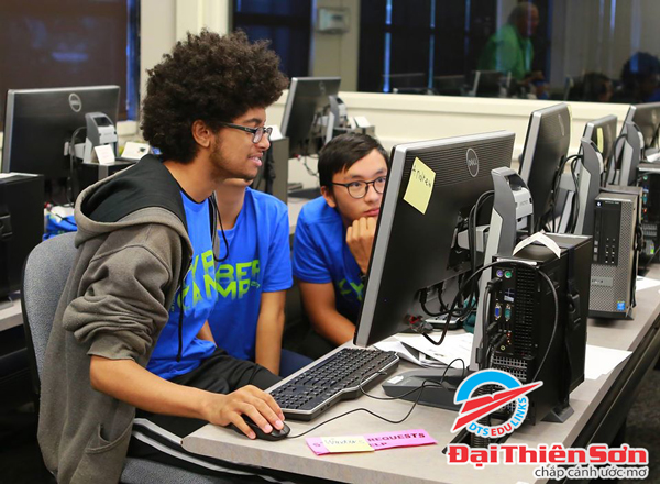Sinh viên CSM trong giờ thực hành máy tính - Du học Đại Thiên Sơn DTS