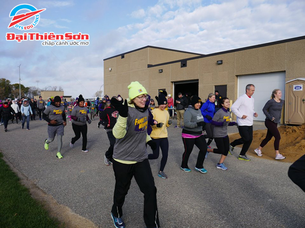 Sinh viên trường Minnesota tham gia hoạt động chạy bộ vào cuối tuần