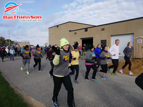 Sinh viên trường Minnesota tham gia hoạt động chạy bộ vào cuối tuần