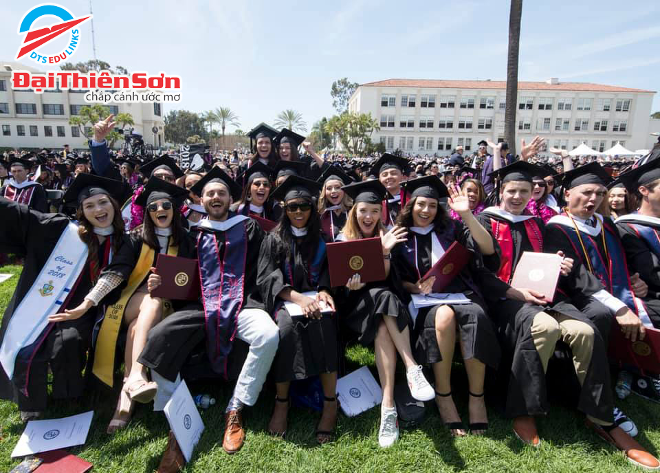 Sinh viên LMU trong ngày lễ tốt nghiệp-Du học Đại Thiên Sơn DTS