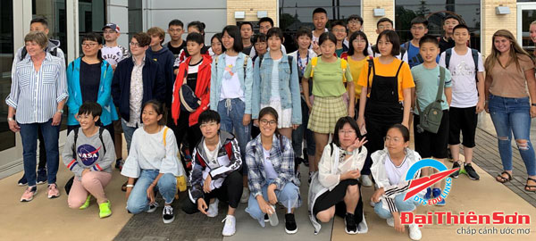 Đoàn học sinh châu Á
