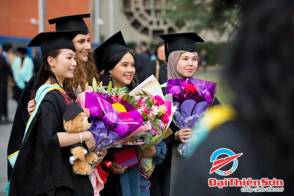 Sinh viên trường Monash rạng rỡ trong ngày lễ tốt nghiệp