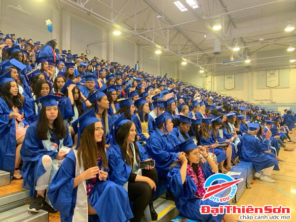 Sinh viên Santa Monica College trong ngày lễ tốt nghiệp - Du học Đại Thiên Sơn DTS