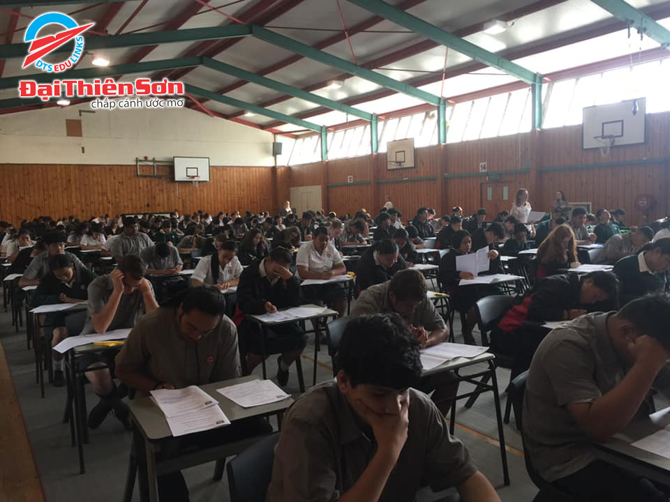 Học sinh trong giờ làm bài thi