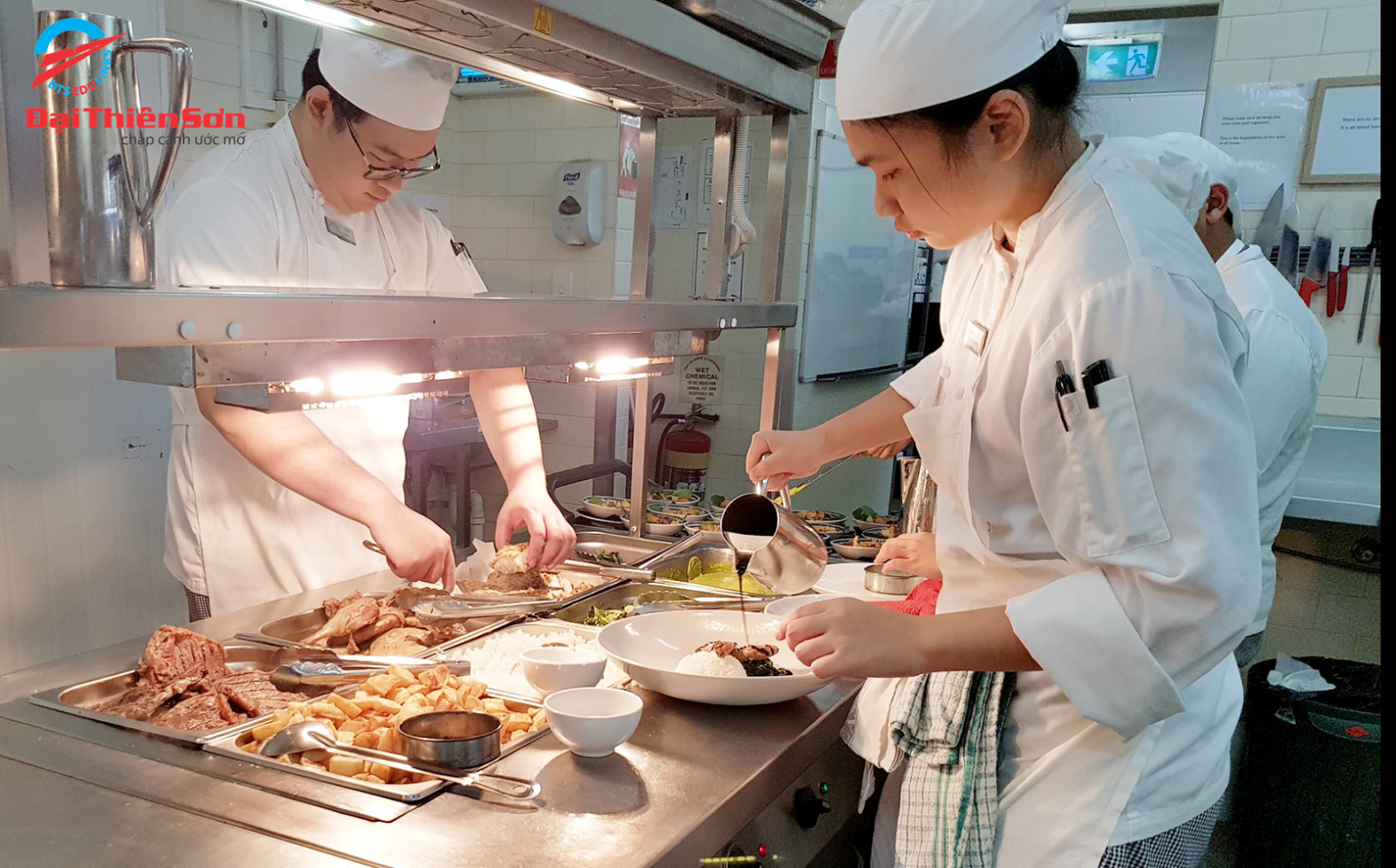  Sinh viên thực tập thực tế tại phòng nấu ăn của trường