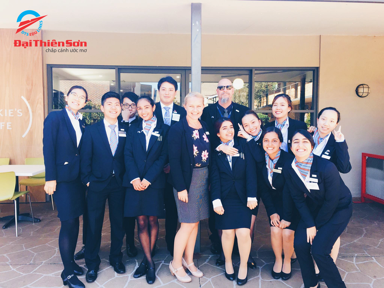 Khóa học 2018 cùng giáo viên chụp ảnh lưu niệm Khóa học 2018 cùng giáo viên chụp ảnh lưu niệm