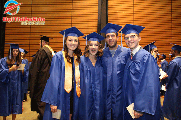 Sinh viên tốt nghiệp Cascadia College 