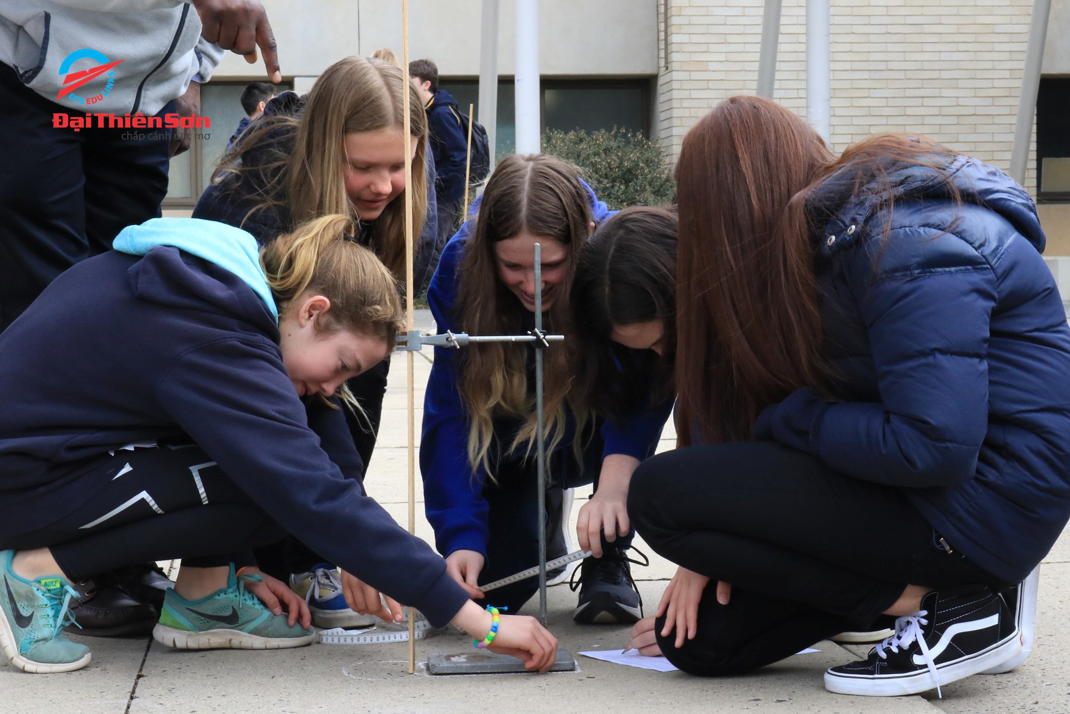Sinh viên thực hiện đo các thiết bị