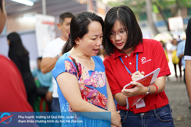 Phụ huynh hỏi thông tin về du học hè