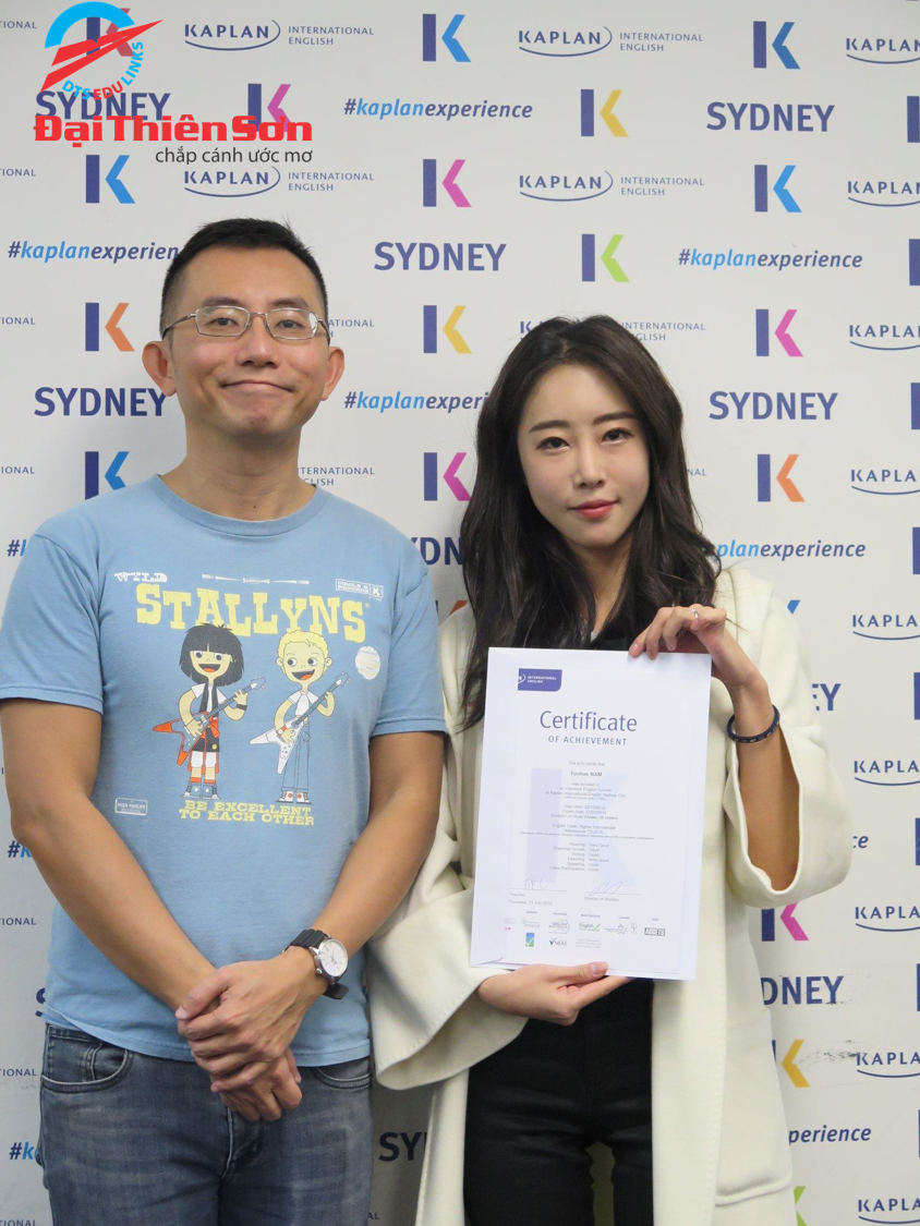 Sinh viên nhận giấy chứng nhận của trường Kaplan 