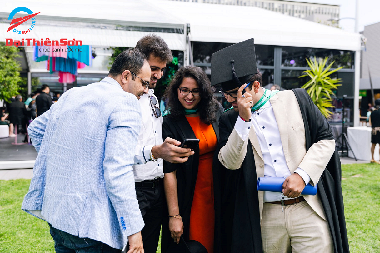 Sinh viên trường Monash University