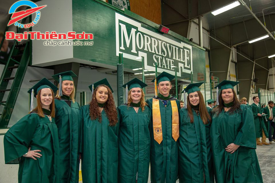 Sinh viên tại buổi lễ tốt nghiệp trường Morrisville State College (MSC) - Du học Đại Thiên Sơn DTS  