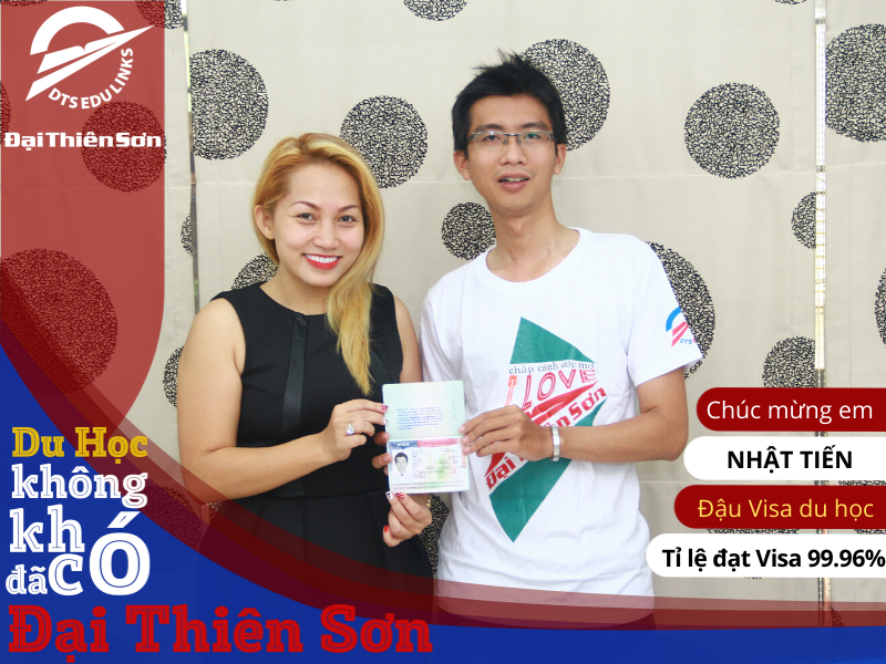 Chuyên viên tư vấn du học của DTS chụp hình kỷ niệm cùng du học sinh đạt Visa Mỹ