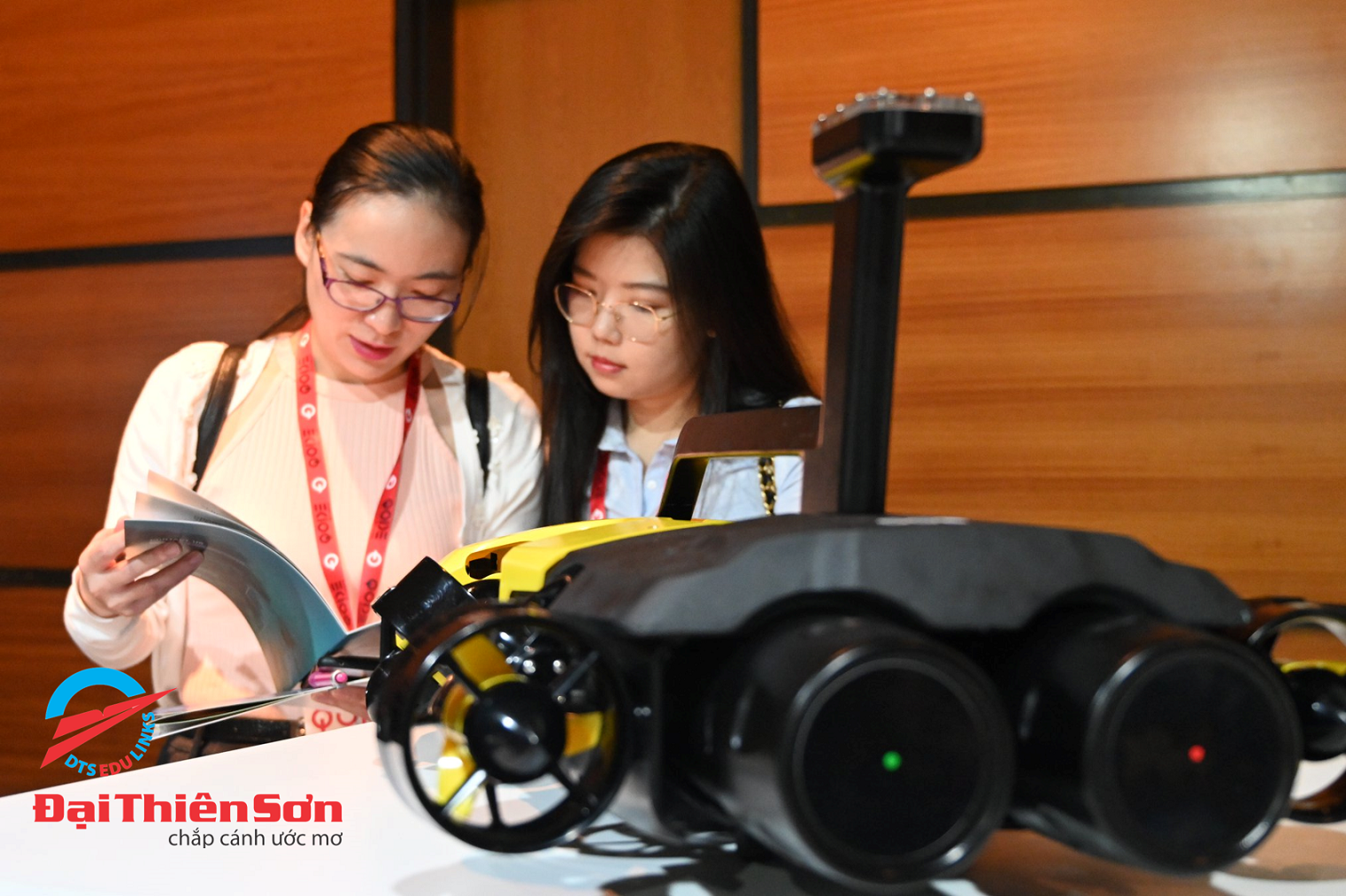 Tham quan triển lãm công nghệ của trường Queensland University of Technology