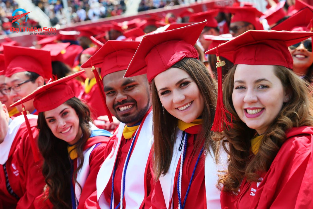  Sinh viên State University of New York dự buổi tốt nghiệp