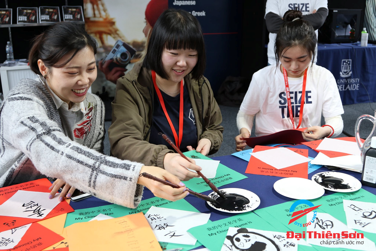 Sinh viên The University of Adelaide trong buổi khai giảng