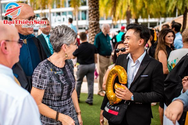 Sinh viên University of Central Florida tham dự ngày lễ tốt nghiệp