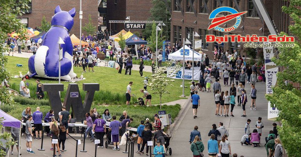 Khuôn viên trường Đại học Washington Bothell vào ngày lễ hội - Du học Đại Thiên Sơn DTS