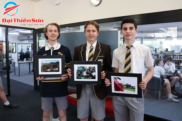Học sinh nhận giải thưởng chụp ảnh của trường 