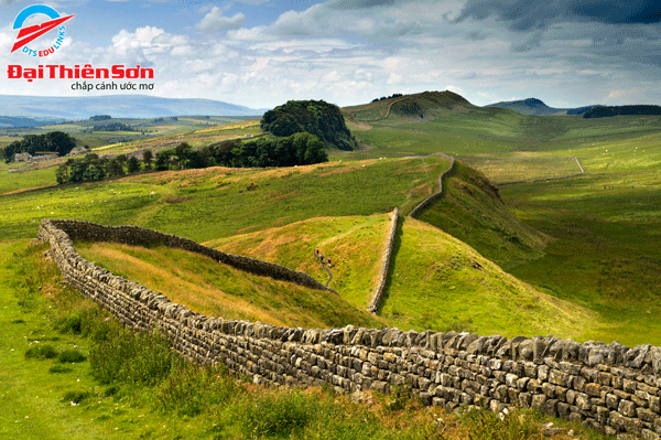 TOP ĐỊA ĐIỂM DU LỊCH ANH QUỐC “HOT” NHẤT MÙA HÈ CHO DU HỌC SINH Hadrian's Wall