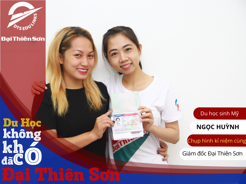 Chuyên viên tư vấn du học của DTS chụp hình kỷ niệm cùng du học sinh đạt Visa Mỹ