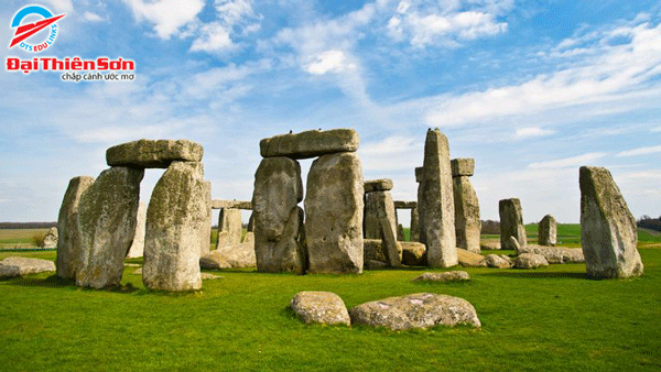 TOP ĐỊA ĐIỂM DU LỊCH ANH QUỐC “HOT” NHẤT MÙA HÈ CHO DU HỌC SINH stonehenge