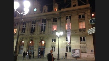 Description: Ảnh trước tòa thị chính quận 13, paris với băng rôn Mừng tết trung thu từ ngày 14/09-20/09