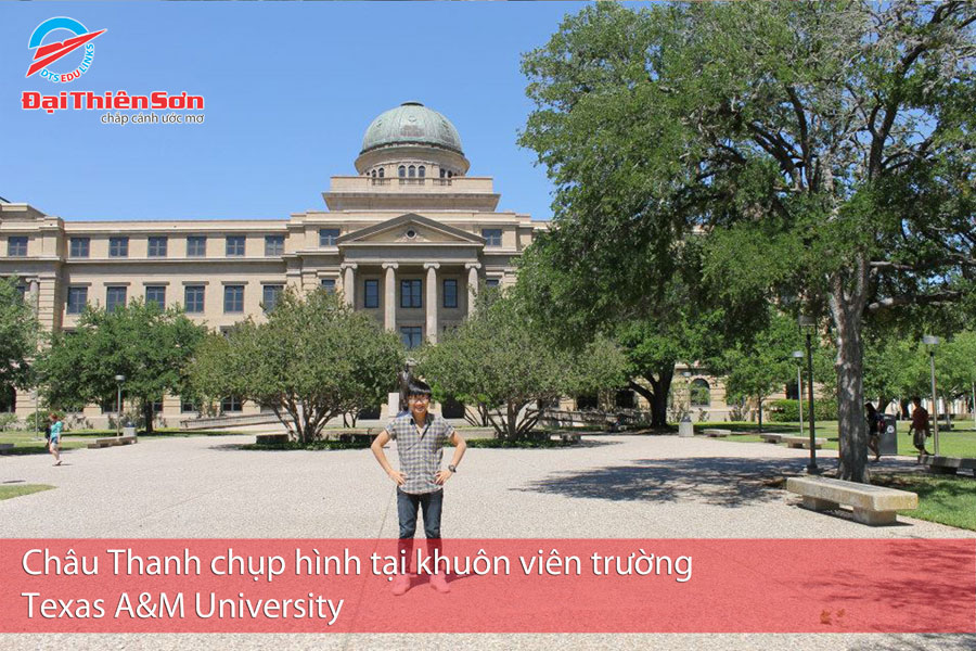 Châu Thanh chụp hình tại khuôn viên trường Texas A&M University